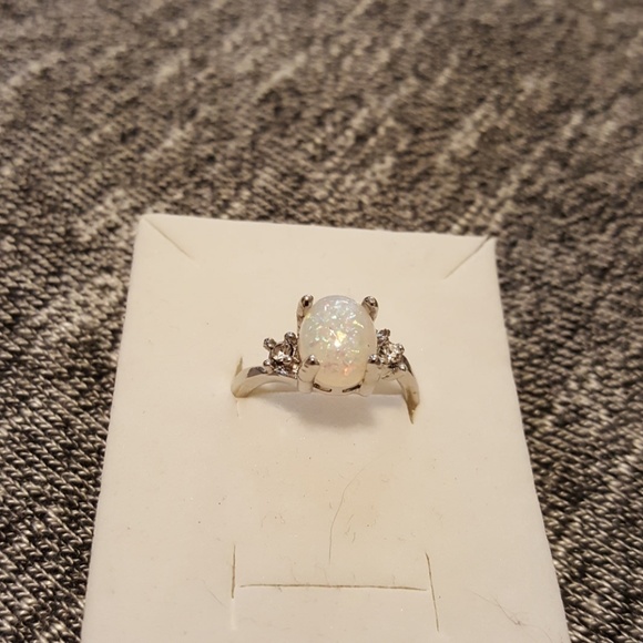 Jewelry - Striking opal ring with Crystal accents